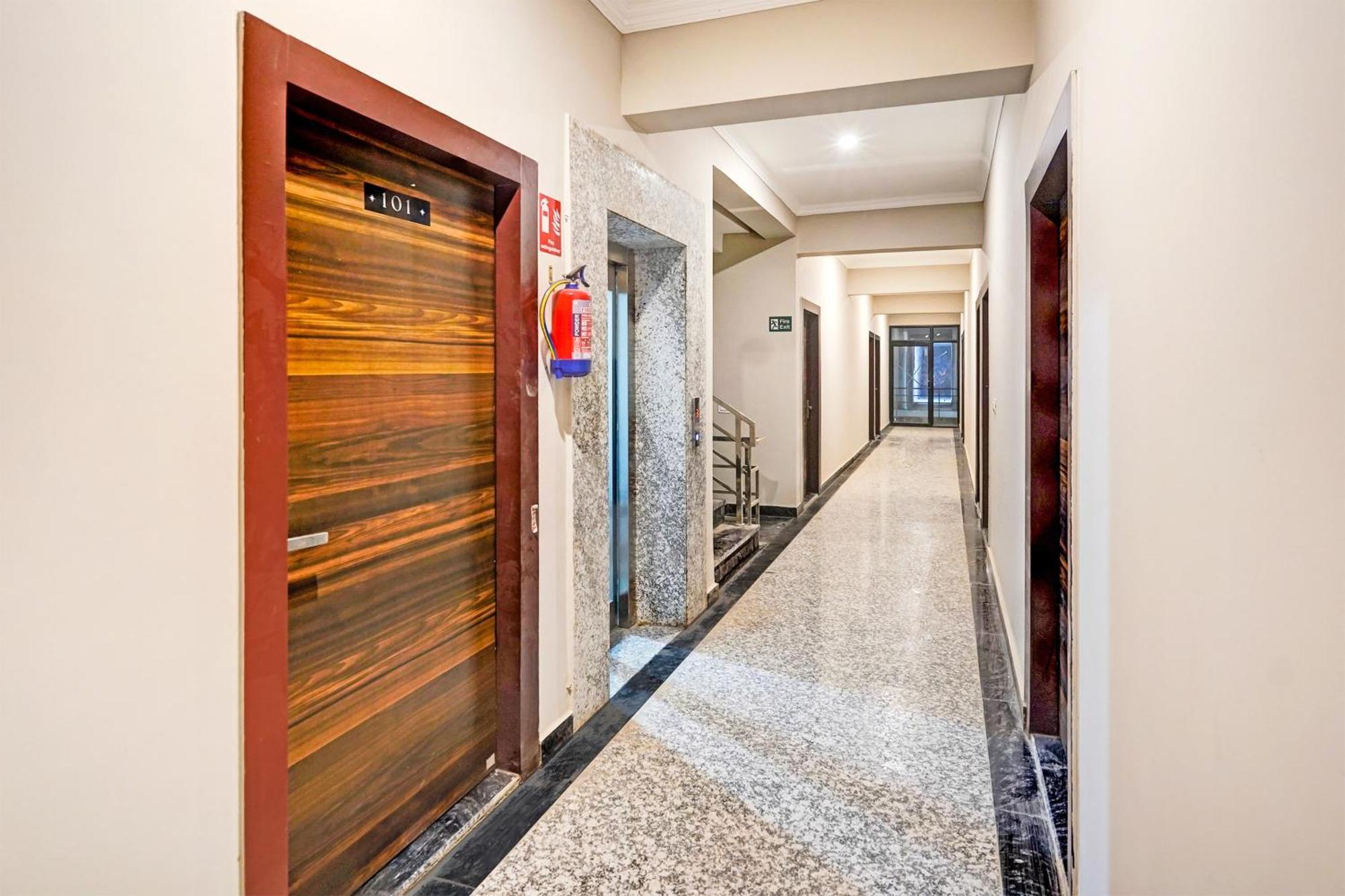 Super Townhouse Sector 86 Near Sector 83 Metro Station Hotell Noida Exteriör bild