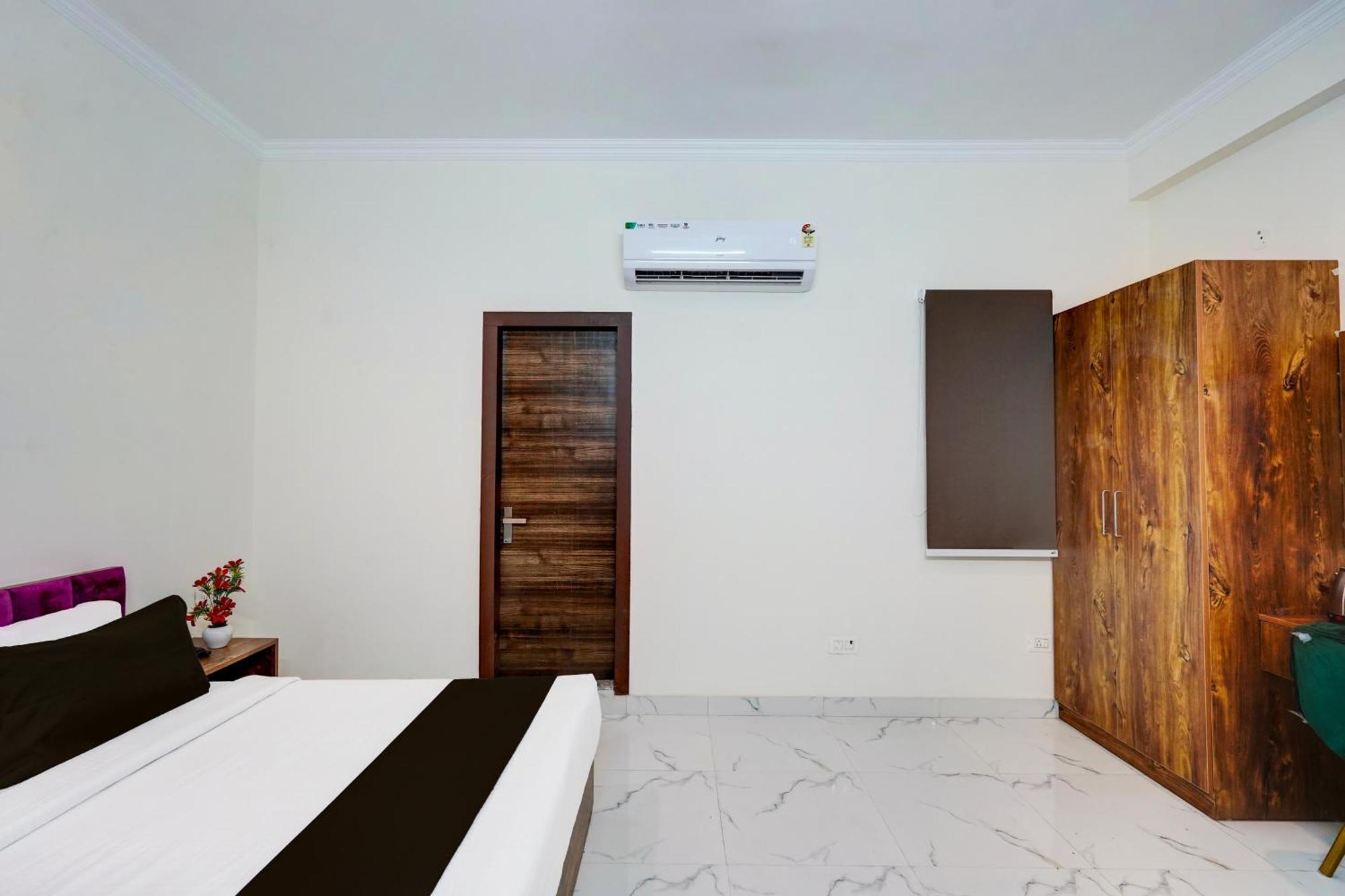 Super Townhouse Sector 86 Near Sector 83 Metro Station Hotell Noida Exteriör bild