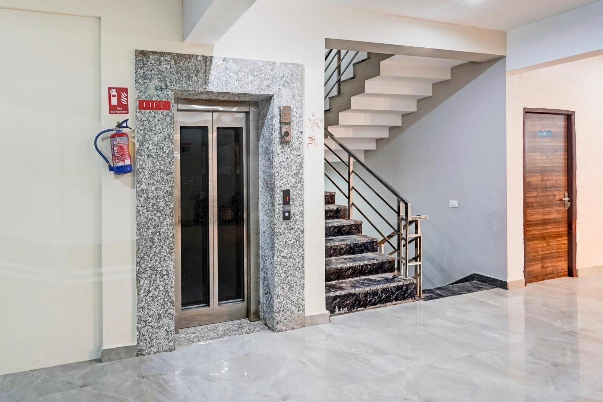 Super Townhouse Sector 86 Near Sector 83 Metro Station Hotell Noida Exteriör bild
