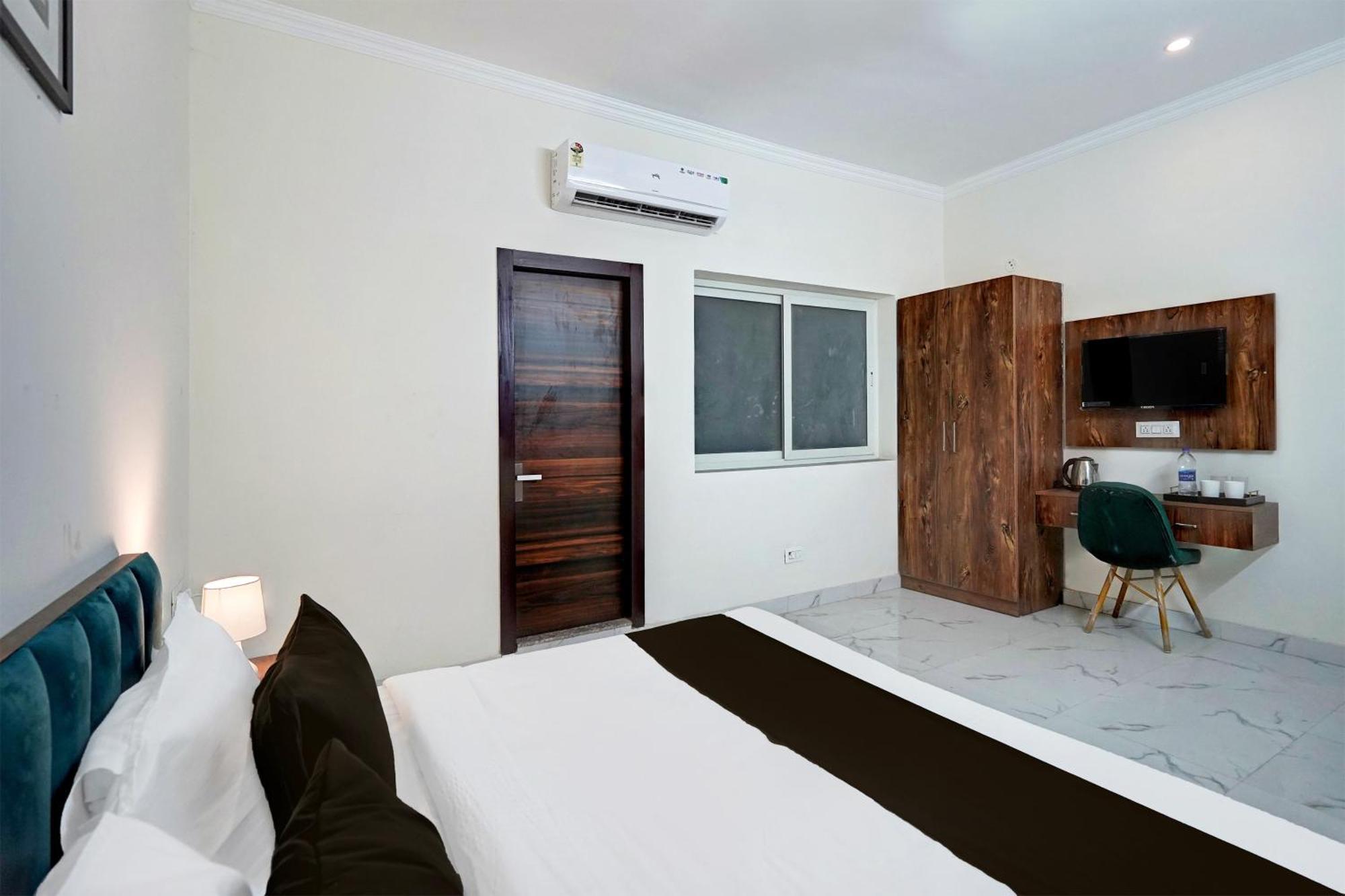 Super Townhouse Sector 86 Near Sector 83 Metro Station Hotell Noida Exteriör bild