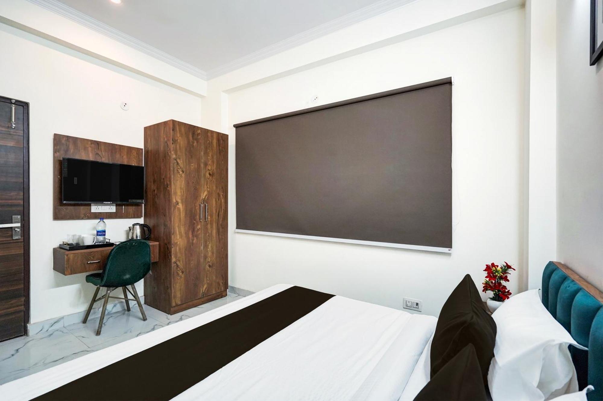 Super Townhouse Sector 86 Near Sector 83 Metro Station Hotell Noida Exteriör bild